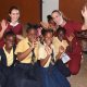 Die Zahnärztinnen Franziska Gohmann und Jacky Dilly winken gemeinsam mit den Kids aus Kingston/ Jamaika zum Gruß.